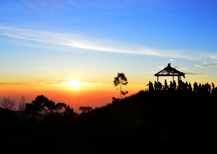 Yogyakarta: Sikunir Golden Sunrise Dieng Plateau