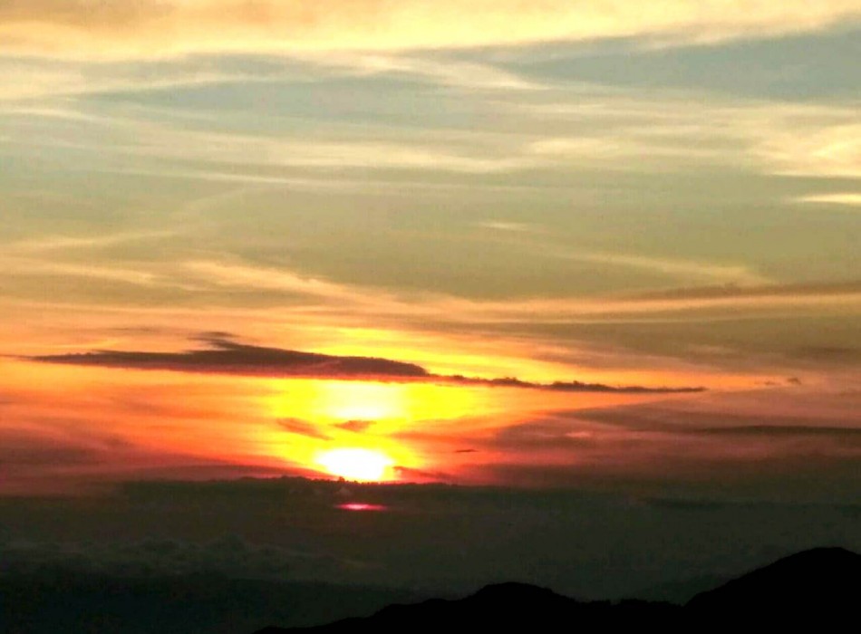 Yogyakarta: Sikunir Golden Sunrise Dieng Plateau