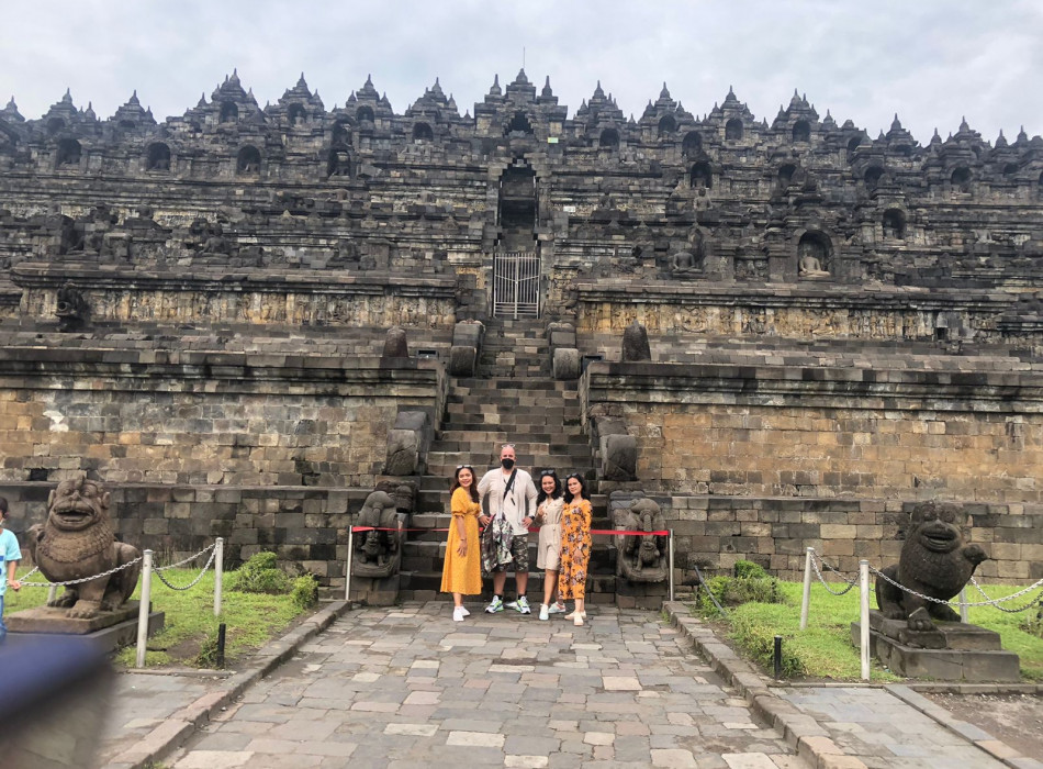 Sunrise on Punthuk Setumbu, Borobudur Temple, the Rice Terraces and the Selogriyo Temple
